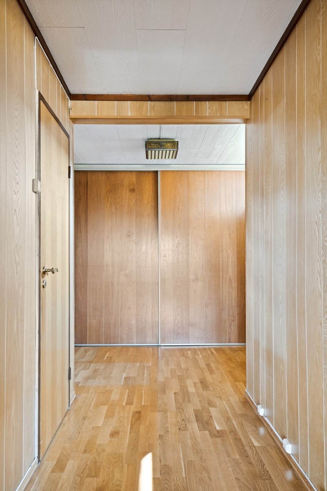 Gang med skyvedørsgarderobe. Galleribilde