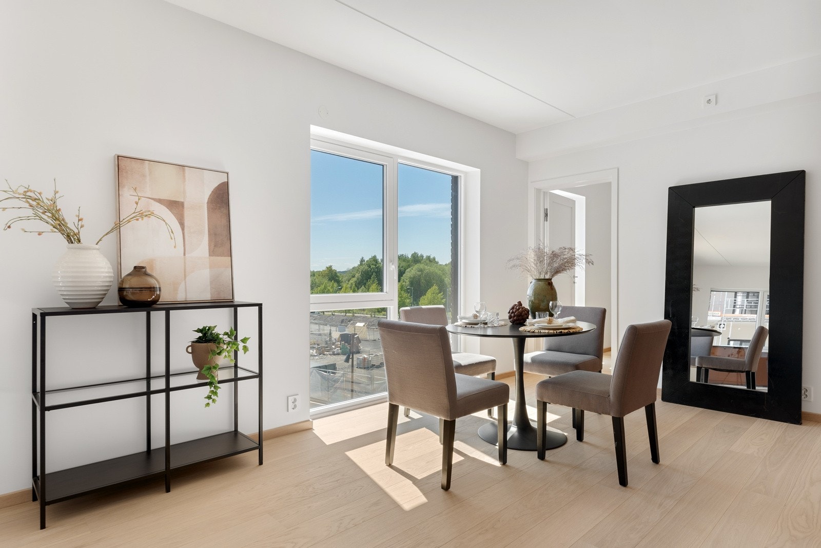 Rund eller langstrakt spisestue? Plass til det meste. Galleribilde