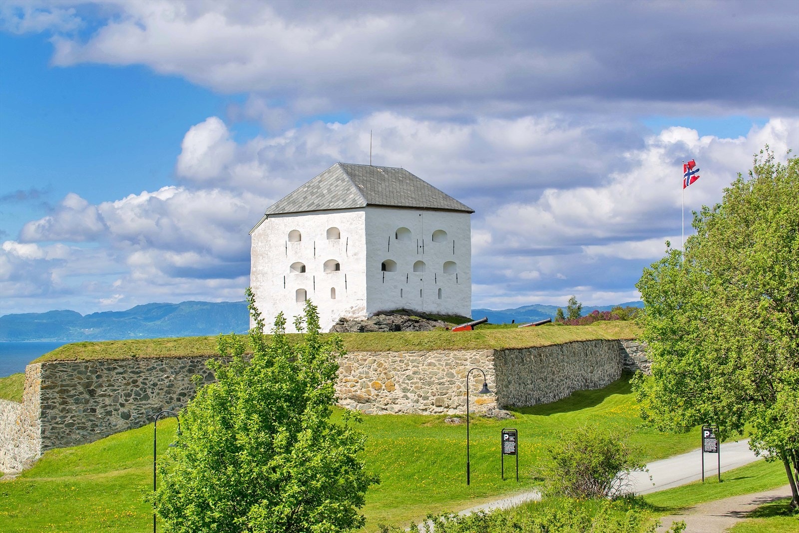 Festningen er et kjent landemerke og et fint sted å tilbringe finværsdager Galleribilde