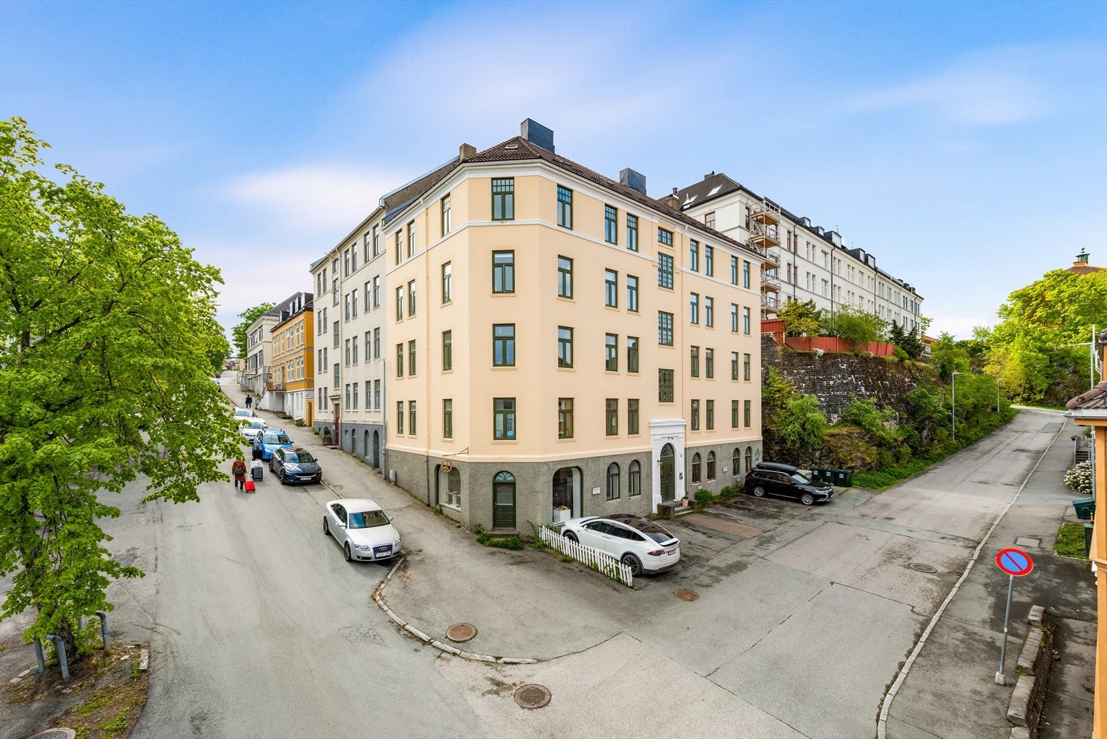 Det er 4 min gange til Solsiden med bussforbindelser til alle de største utdanningsinstitusjonene i byen. Galleribilde