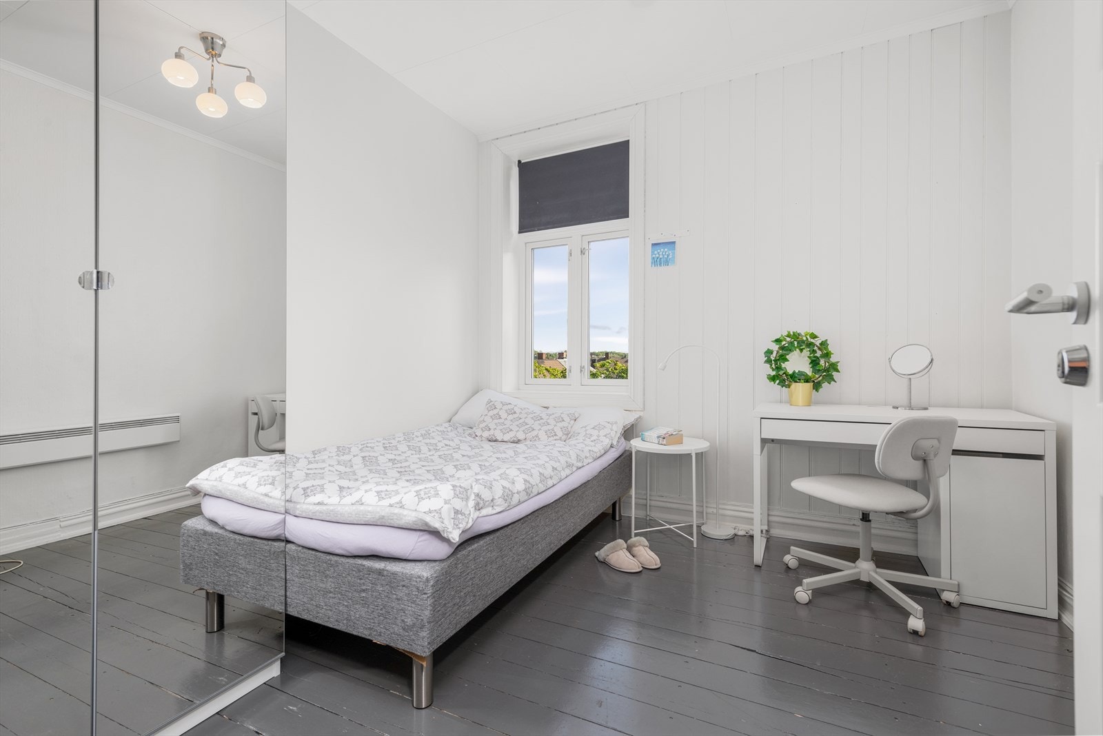 Hvert rom har plass til seng og kontorpult. Galleribilde