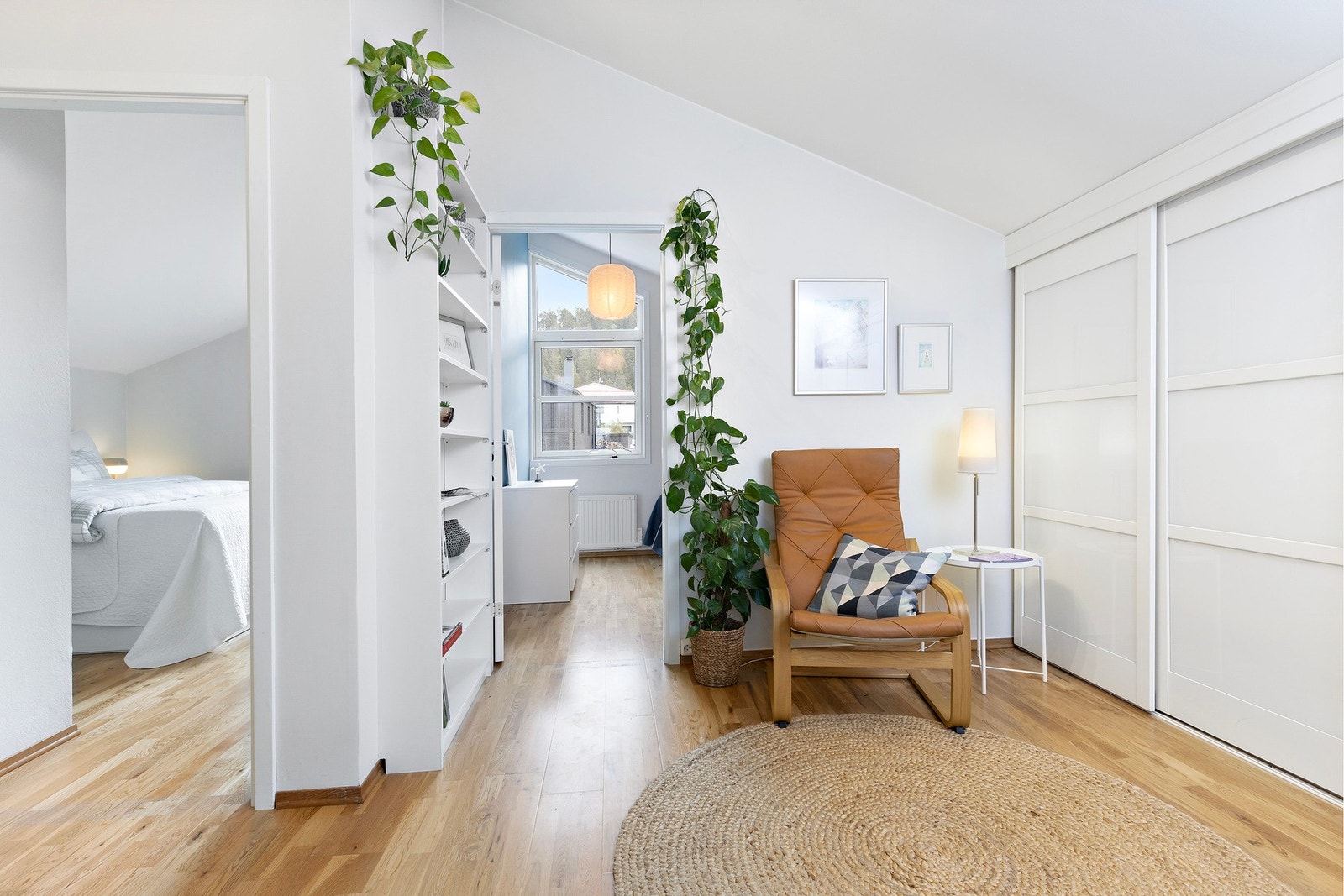 2. Etasje gang med romslig skyvedørsgarderobe og innredning, som gir god plass. Galleribilde