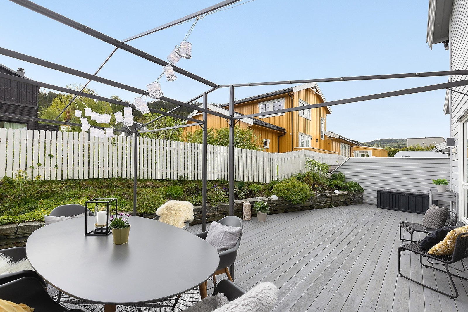 Boligen har svært gode solforhold også på ettermiddagen. Galleribilde