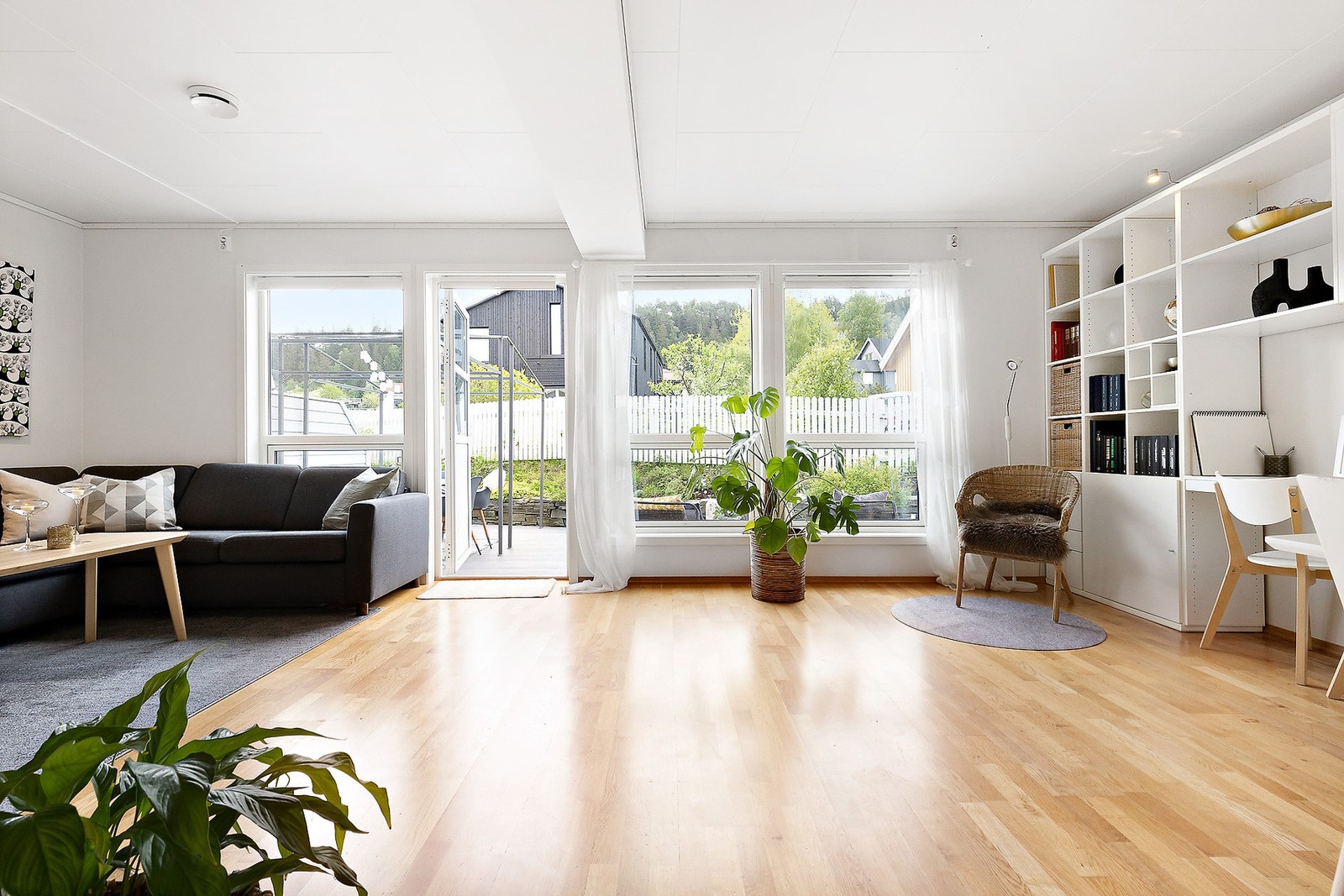 Fra stuen har du utgang til terrassen som ligger på forsiden av huset. Galleribilde