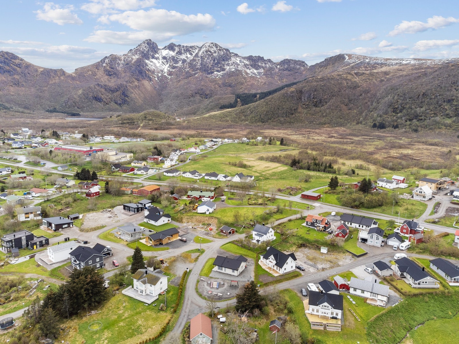 Det er fremlagt vei, vann og avløp, samt strøm og fiber til tomta. Galleribilde