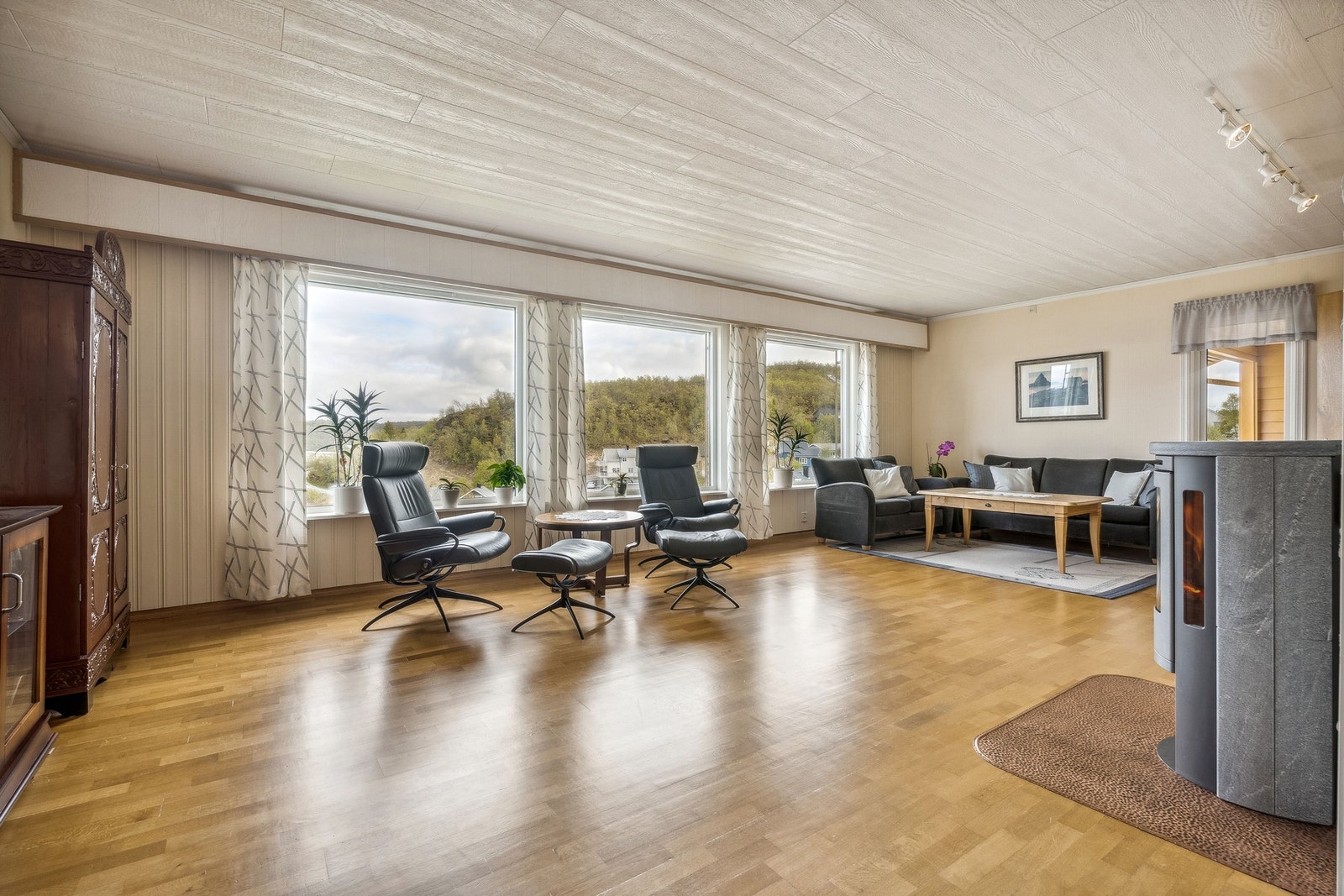 Parkett på gulv, panel og tapet på vegg og himlingsplater i tak Galleribilde