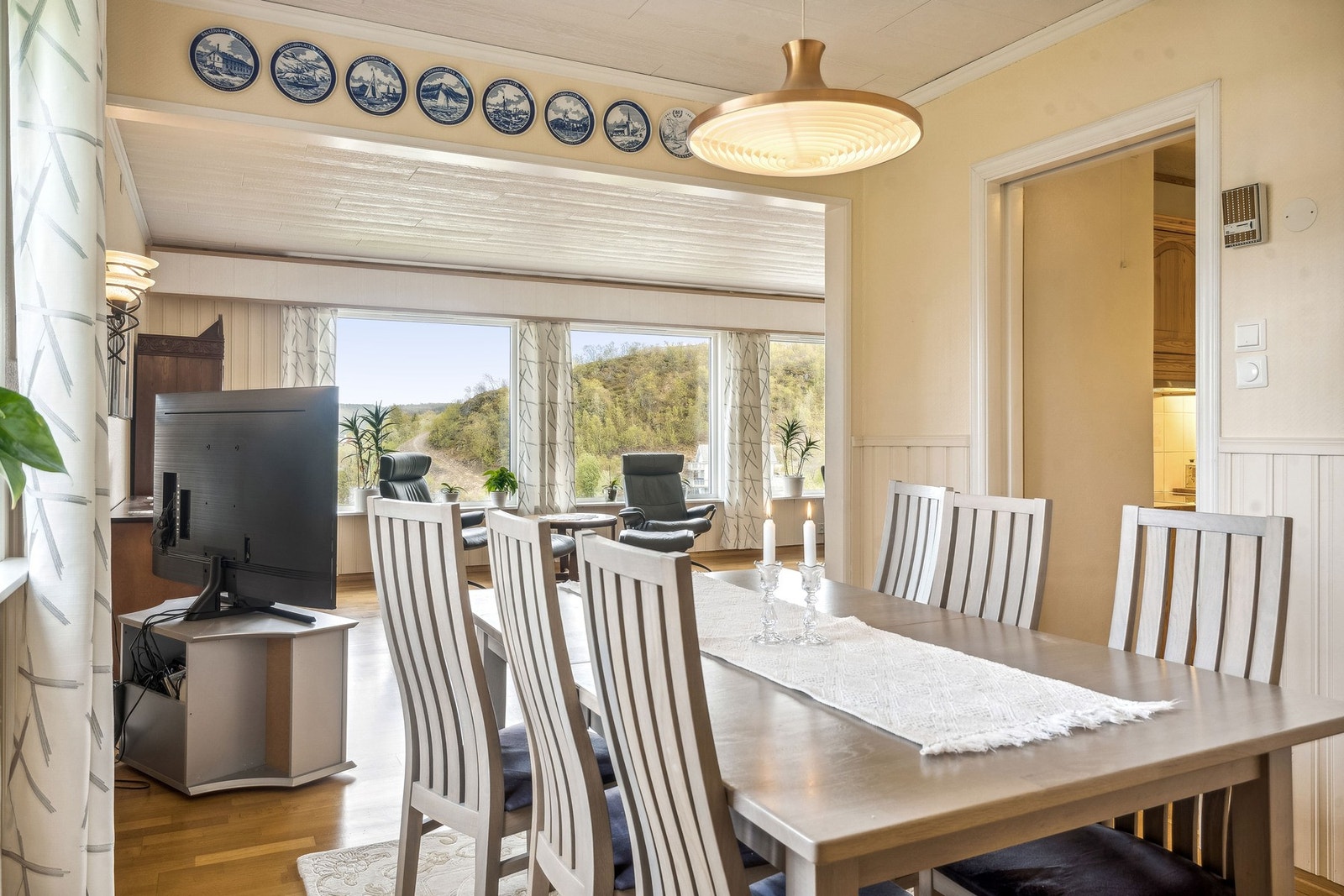 Spisestuen ligger praktisk tilknyttet kjøkkenet Galleribilde