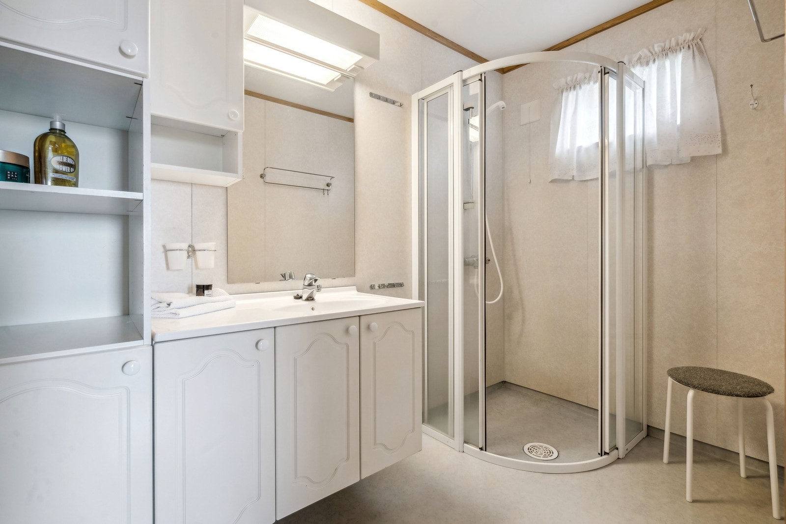 Bad med dusjhjørne og baderomsinnredning Galleribilde