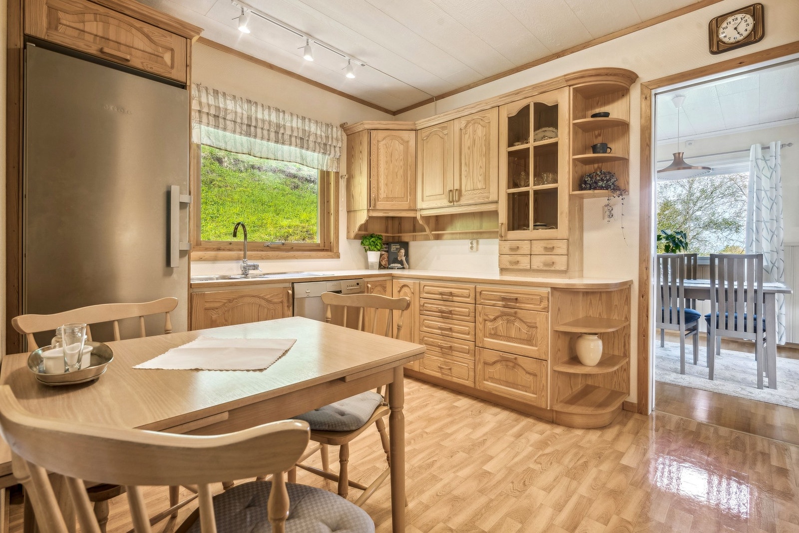 Pent eldre kjøkken med profilerte trehvite fronter Galleribilde