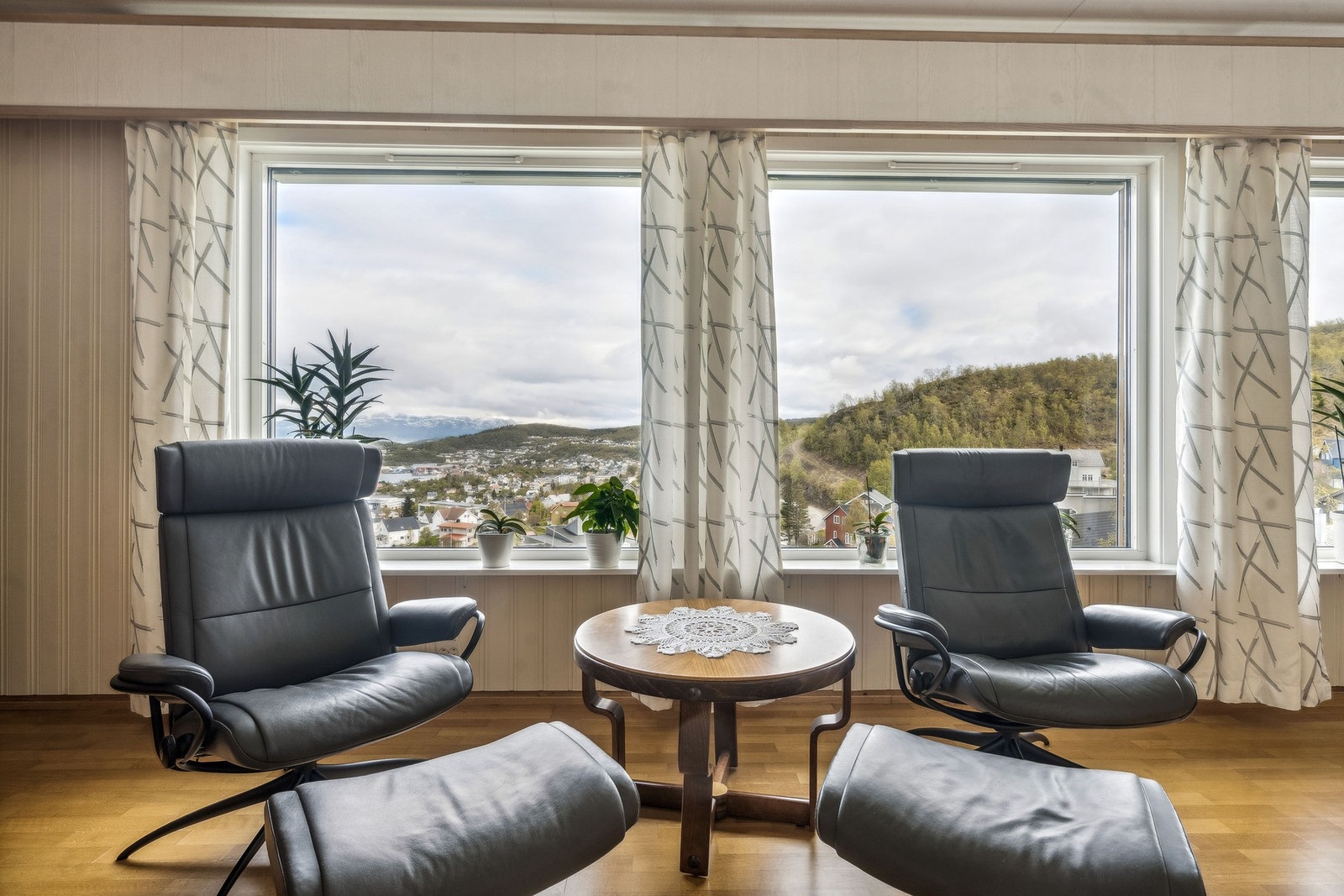 Koselig sittegruppe plassert strategisk med tanke på utsikten Galleribilde