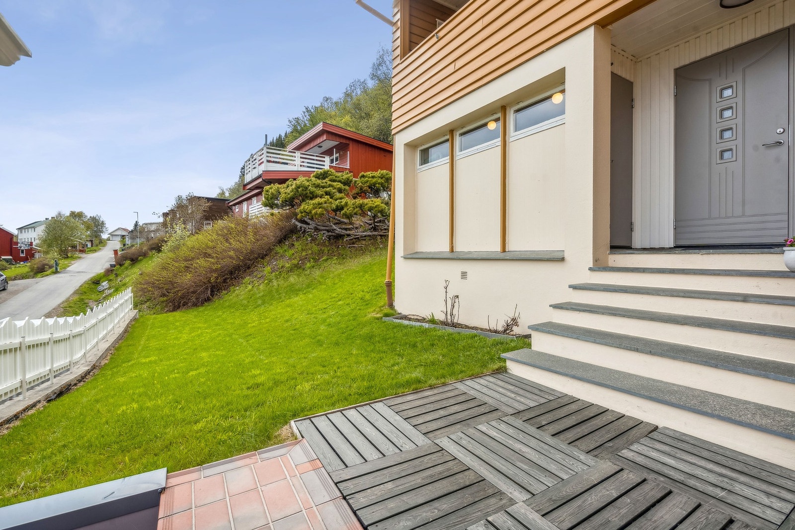 Boligen ligger i gangavstand til både sentrum og flotte turområder i Folkeparken. Galleribilde