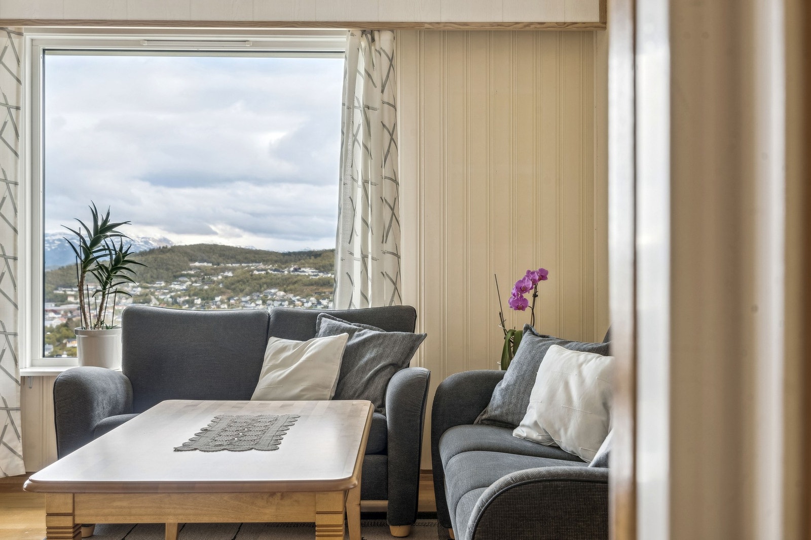 I 2.etasje finner du gang, stue, spisestue, kjøkken, bad, balkong og soverom Galleribilde