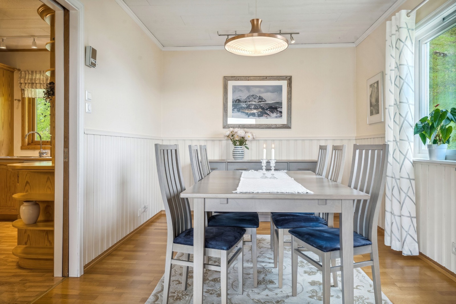 Her er det god plass til mange rundt bordet Galleribilde