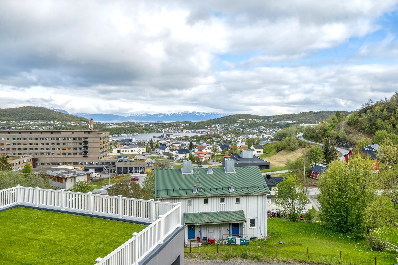Utsikt fra hovedetasje. Galleribilde