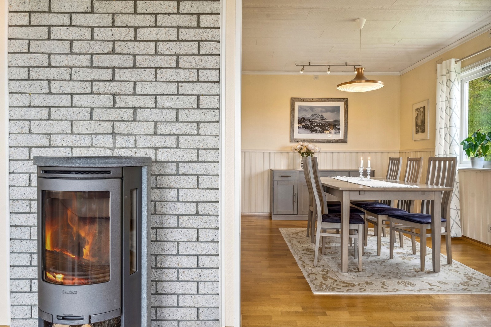 På kalde dager er det supert med vedfyring Galleribilde