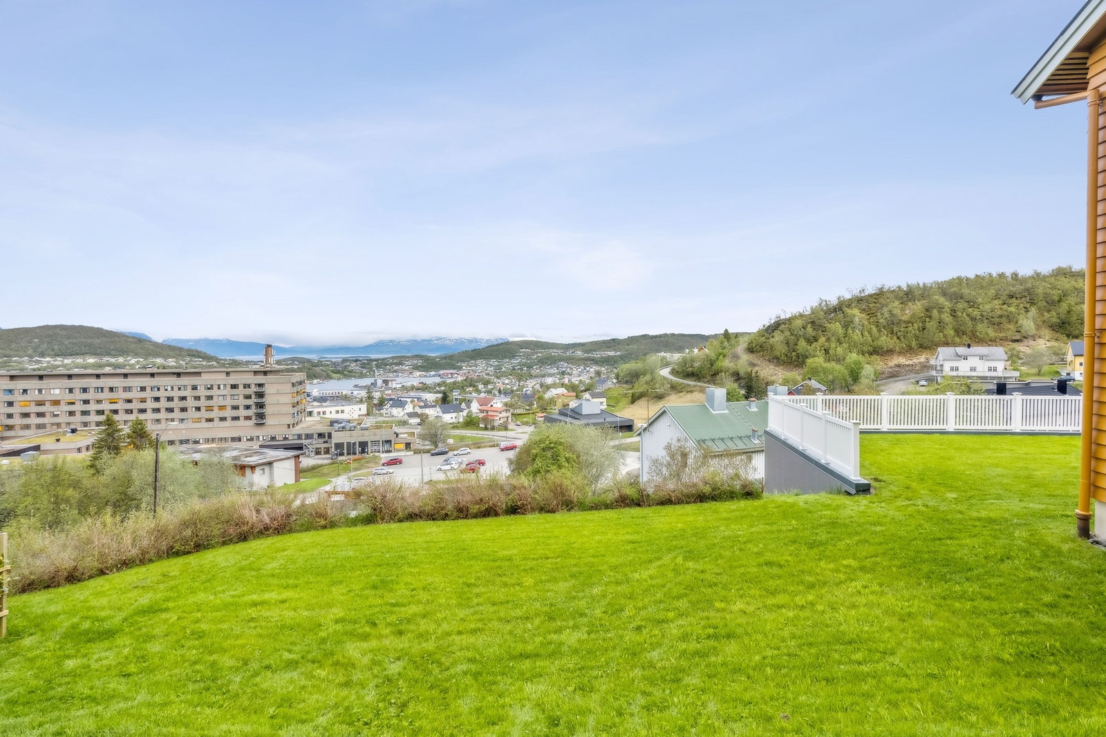 Nydelig utsikt fra hagen også :-) Galleribilde