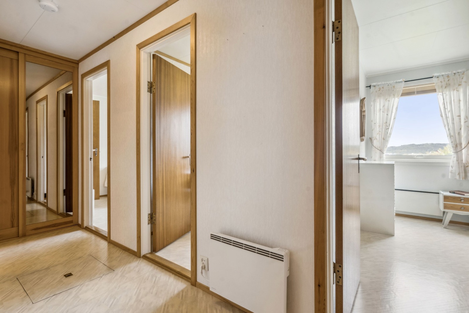 I 1.etasje finner du entré, ganger, toalettrom, bad, vaskerom, 3 soverom og 5 boder Galleribilde