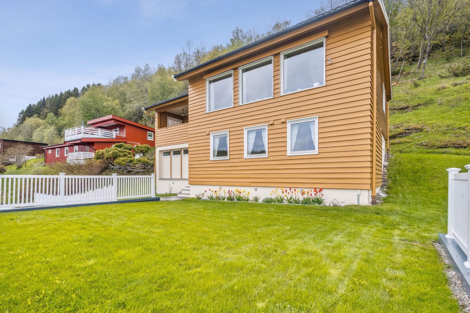 En sentrumsnær bolig med flott utsikt og lekker hage. Galleribilde