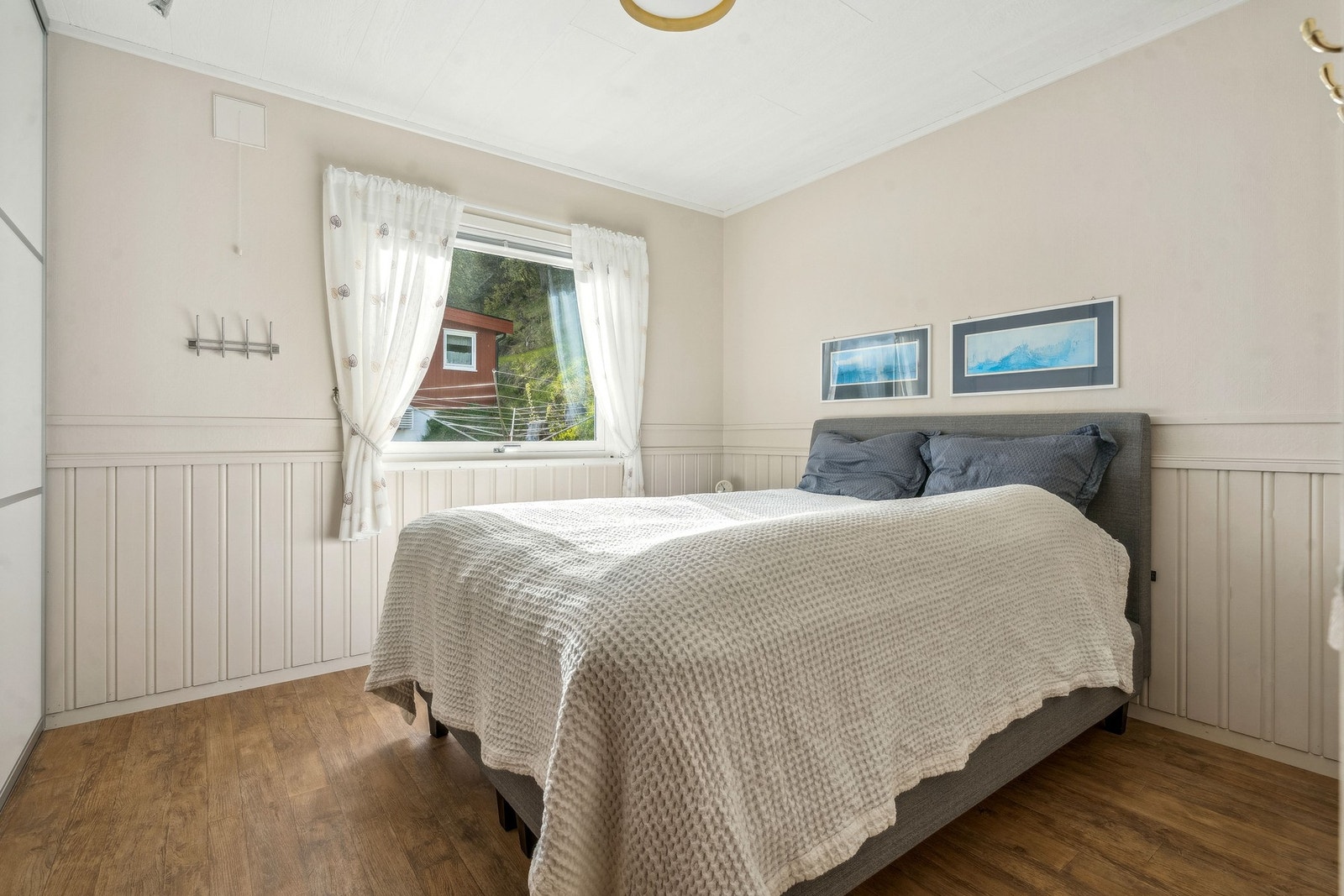 Stort soverom med stor skyvedørsgarderobe med god skapplass Galleribilde