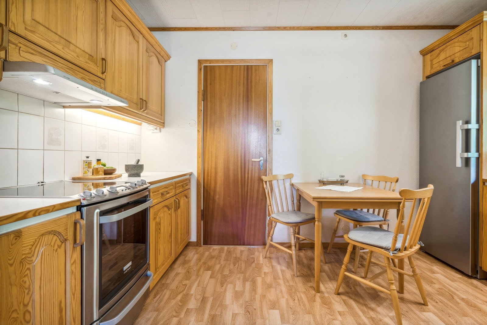 Fra kjøkkenet kan du gå ut i gangen Galleribilde