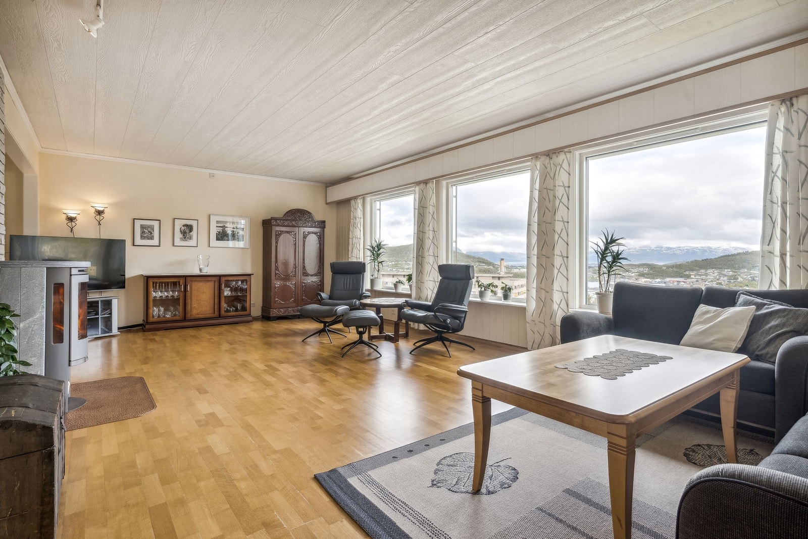 Romslig stue med store vindu som lar deg nyte den flotte utsikten Galleribilde