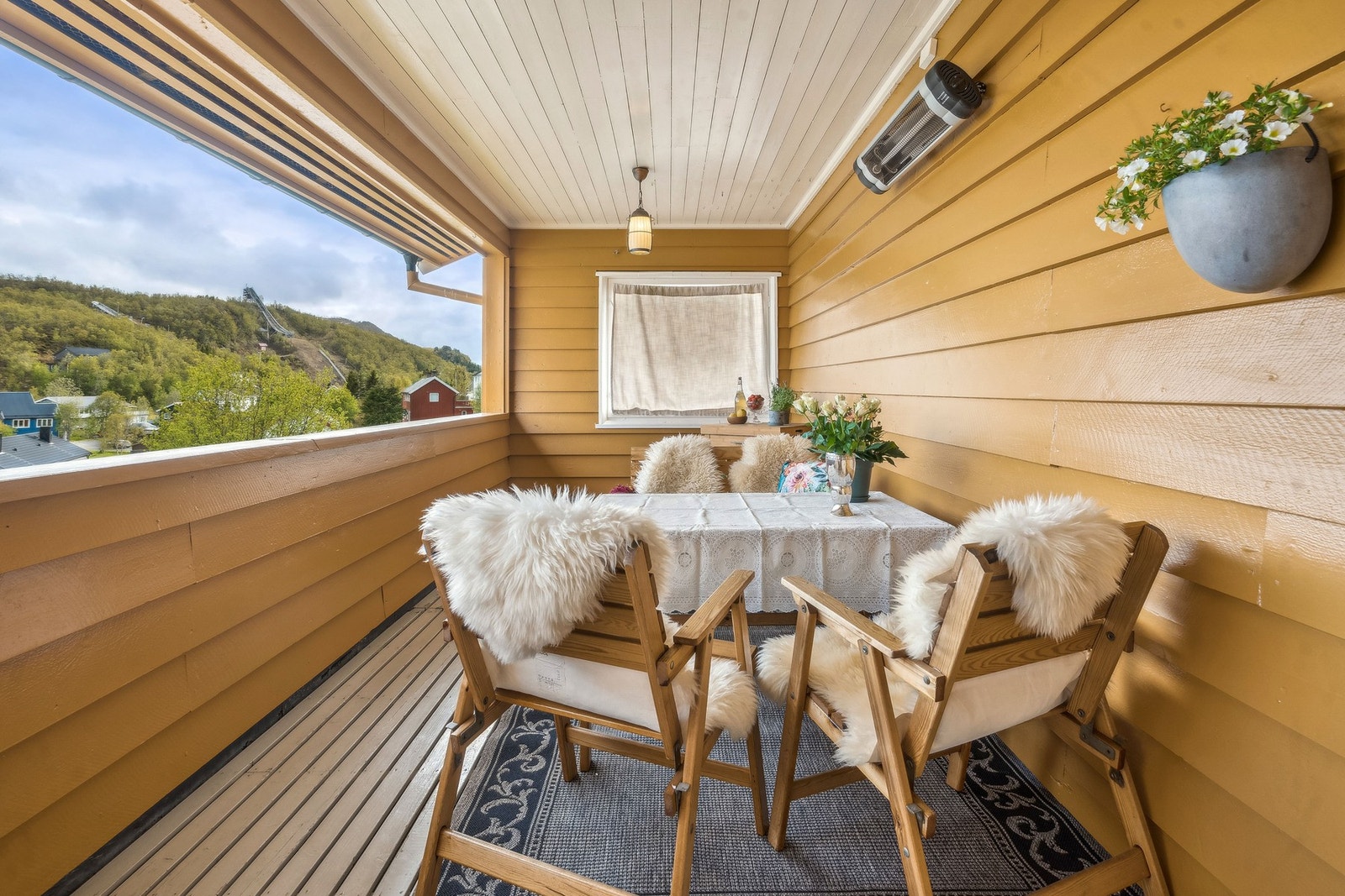 Her kan du sitte å nyte utsikten uansett vær. Galleribilde