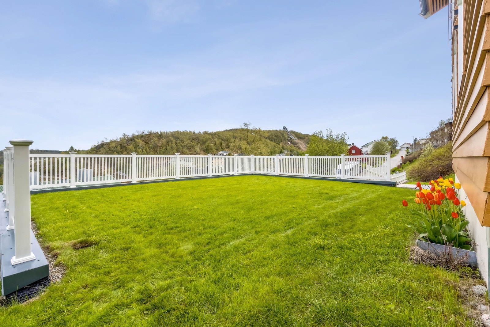 Stort, pent og grønt - opparbeidet hage Galleribilde