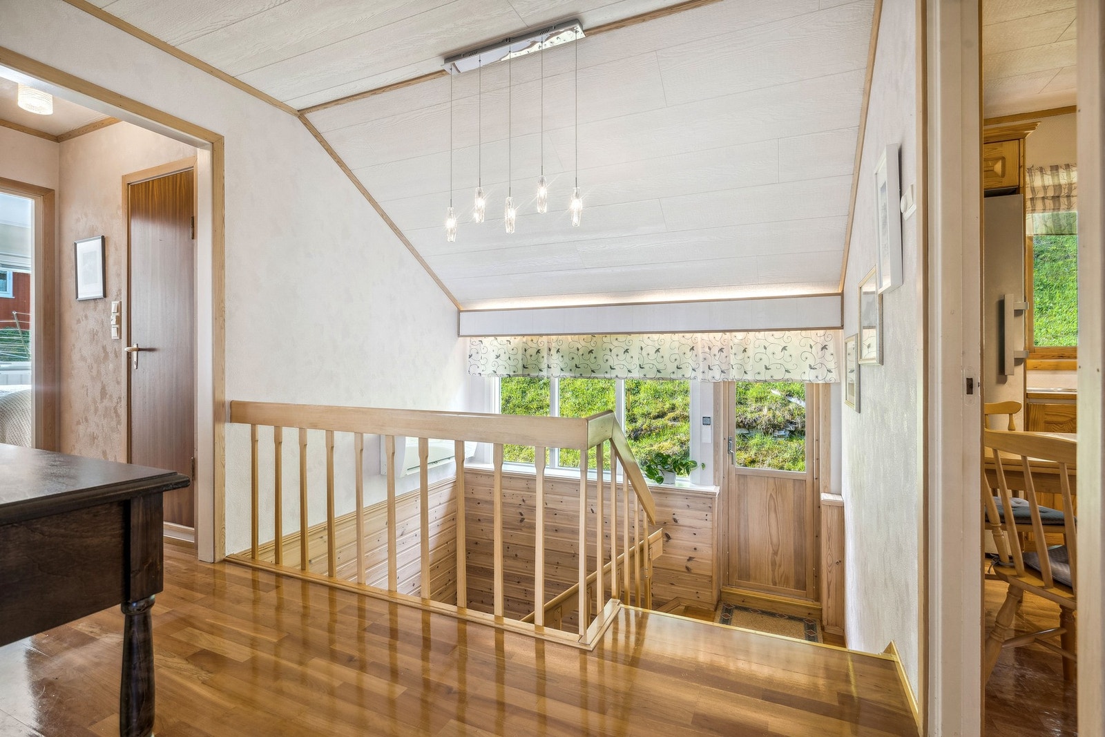 Videre ned til 1.etasje - Dør ut til hage fra trappen Galleribilde