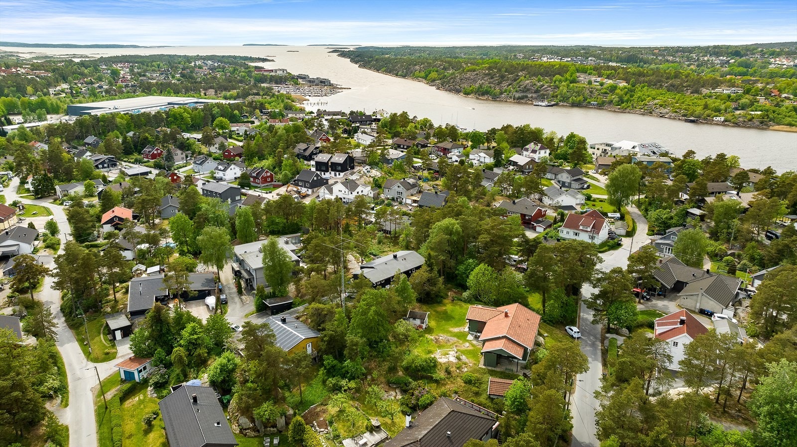 Boligen ligger i etablert boligområde på Kråkerøy med nærhet til skole og barnehager, fine turområder, fotballanlegg, badeplasser, m.m. Galleribilde