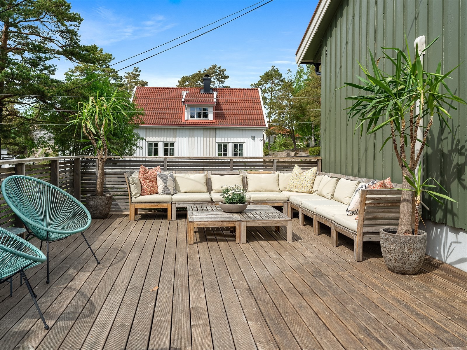 Eiendommen kan by på store terrasseområder med plass til å samle både familie og venner. Galleribilde