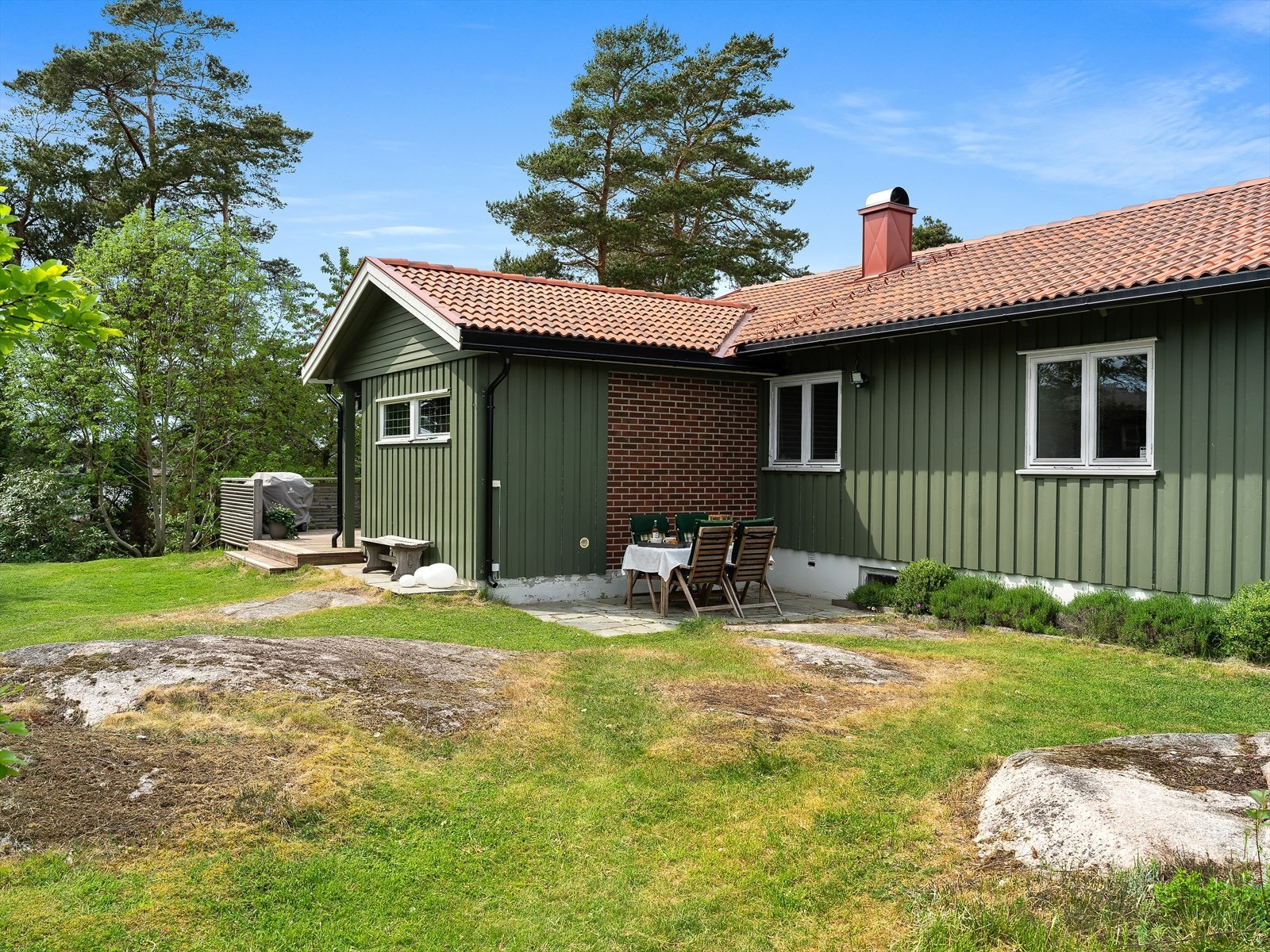 På baksiden av tilbygget er det også et fint skiftelagt uteområde. Galleribilde