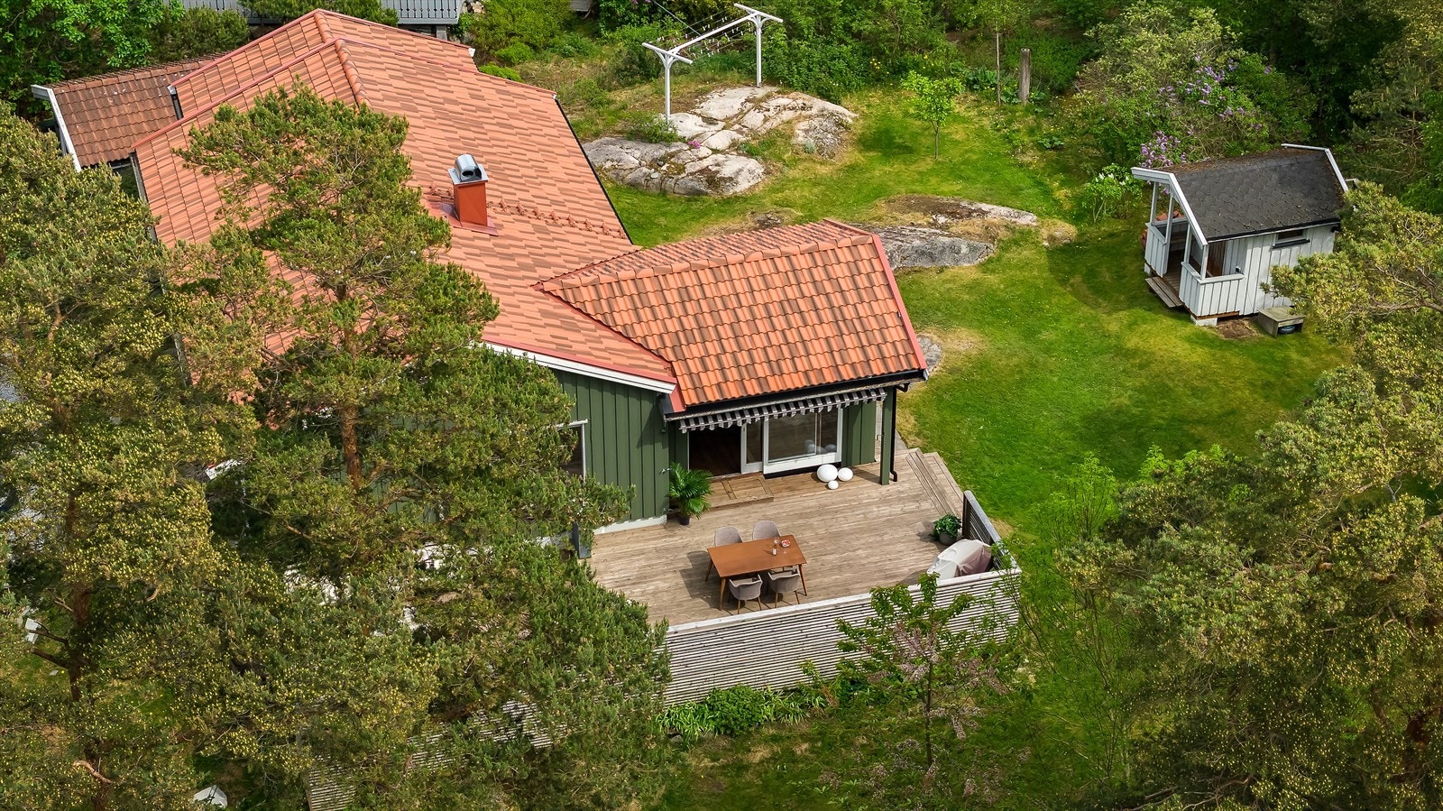 Selve prikken over i-en ved denne boligen er de flotte uteområdene. Galleribilde