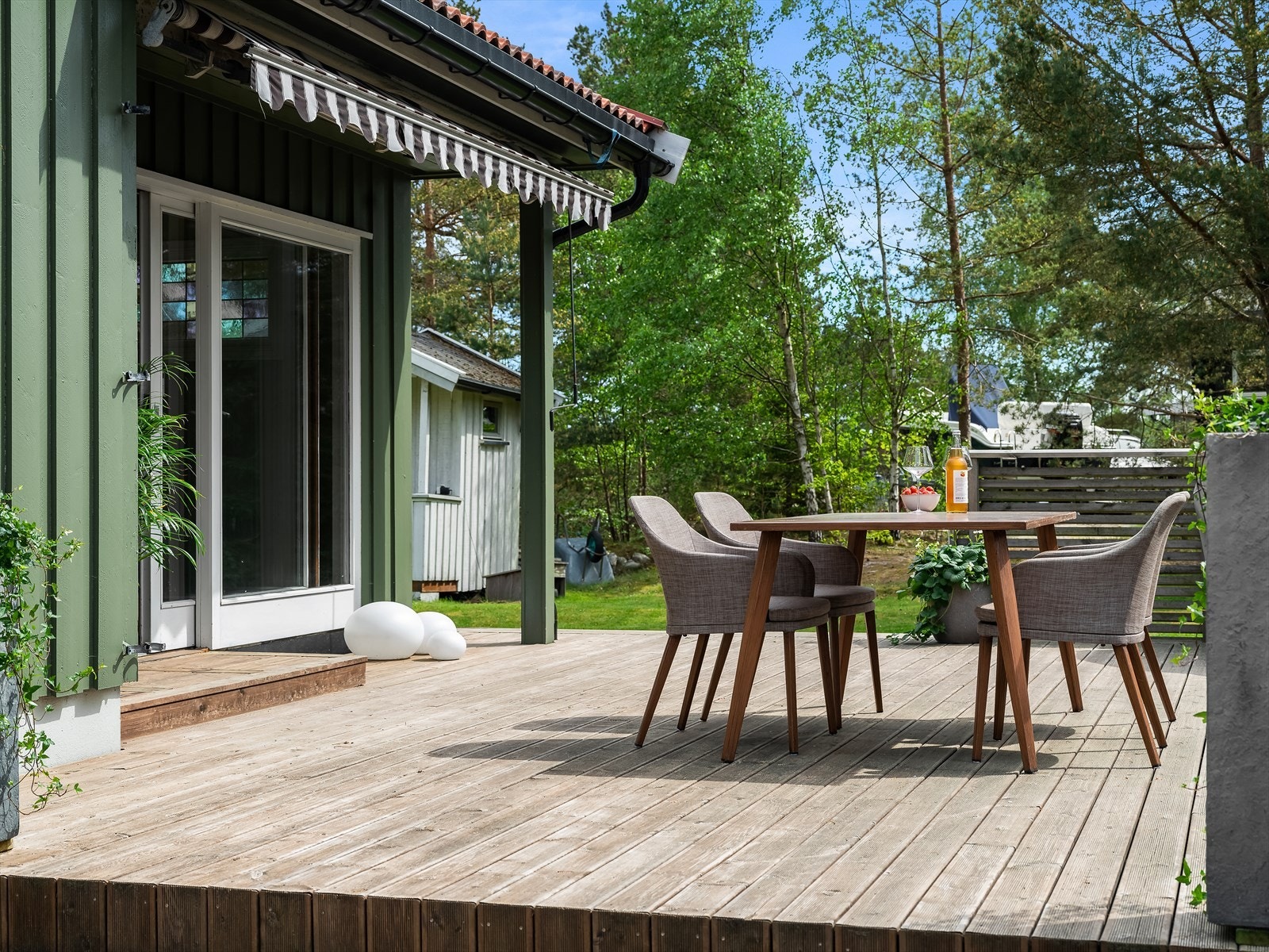 Sommerens beste måltider tilberedes på grillen og nytes på terrassen. Galleribilde