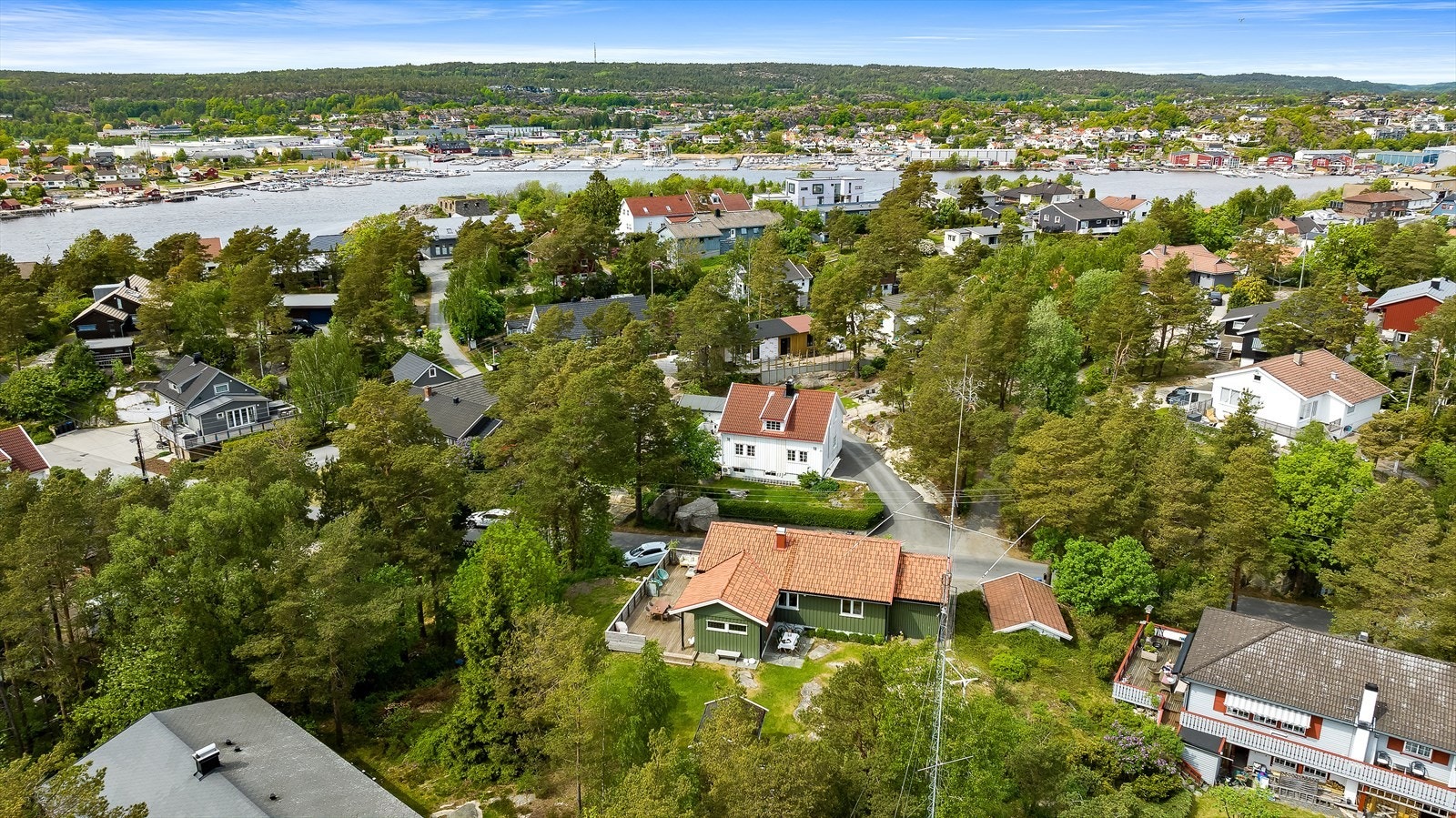 Eiendommen ligger i barnevennlig og sentral boligområde på Kråkerøy. Galleribilde