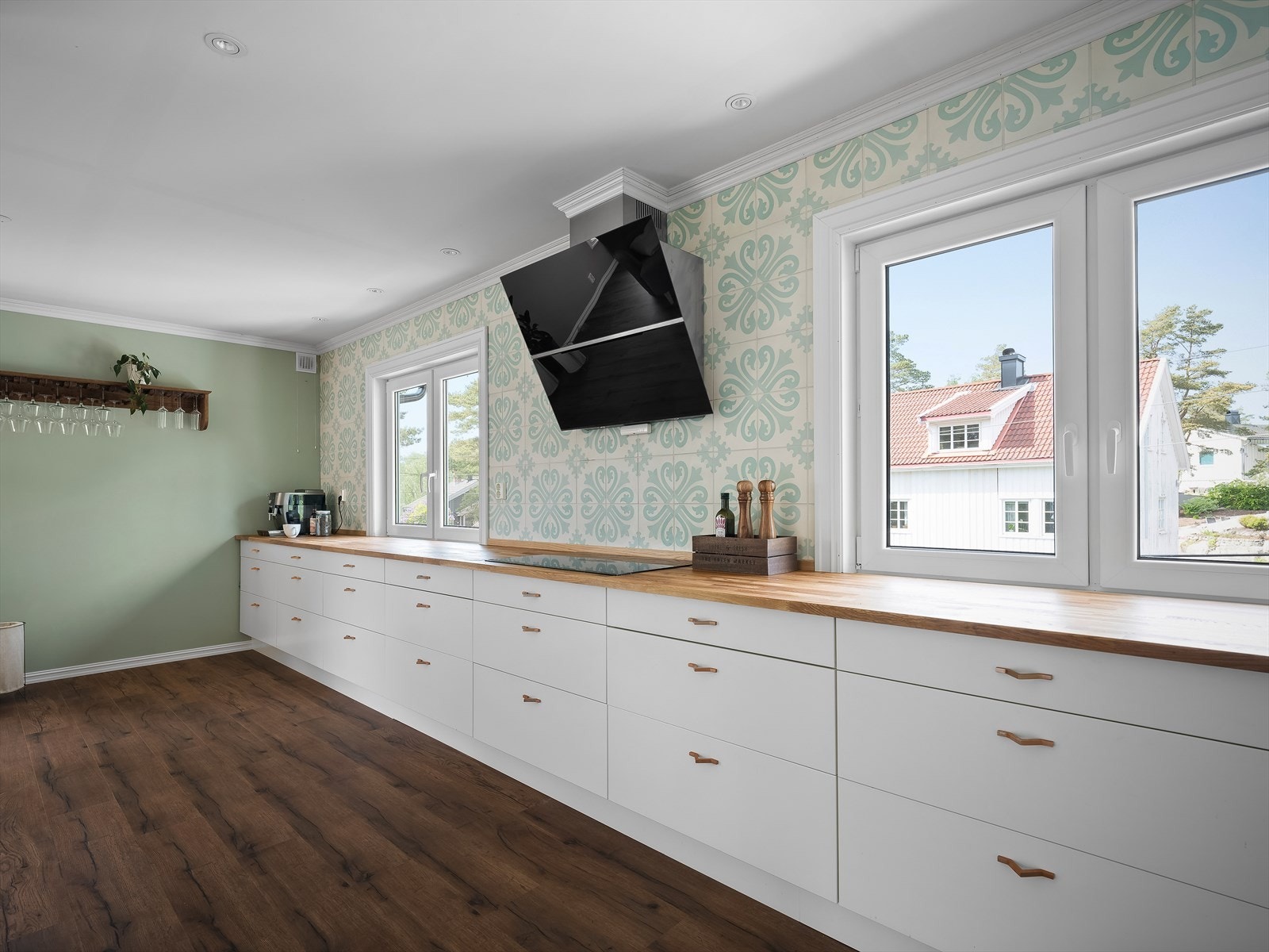 På kjøkkenet er det nyere vinduer, downlights i himling og gulv er etterisolert. Galleribilde