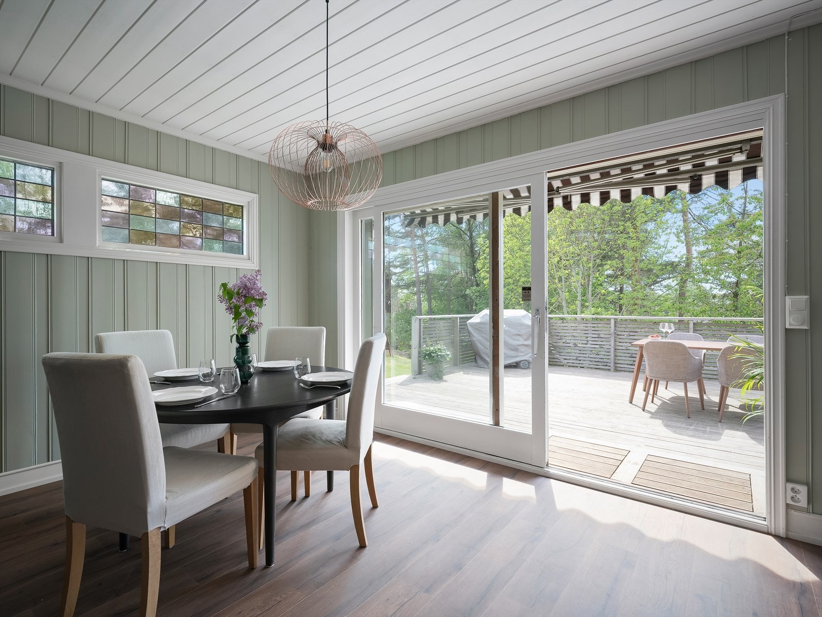 Store glassflater ut mot terrassen gir god romfølelse og lett adkomst via skyvedør. Galleribilde