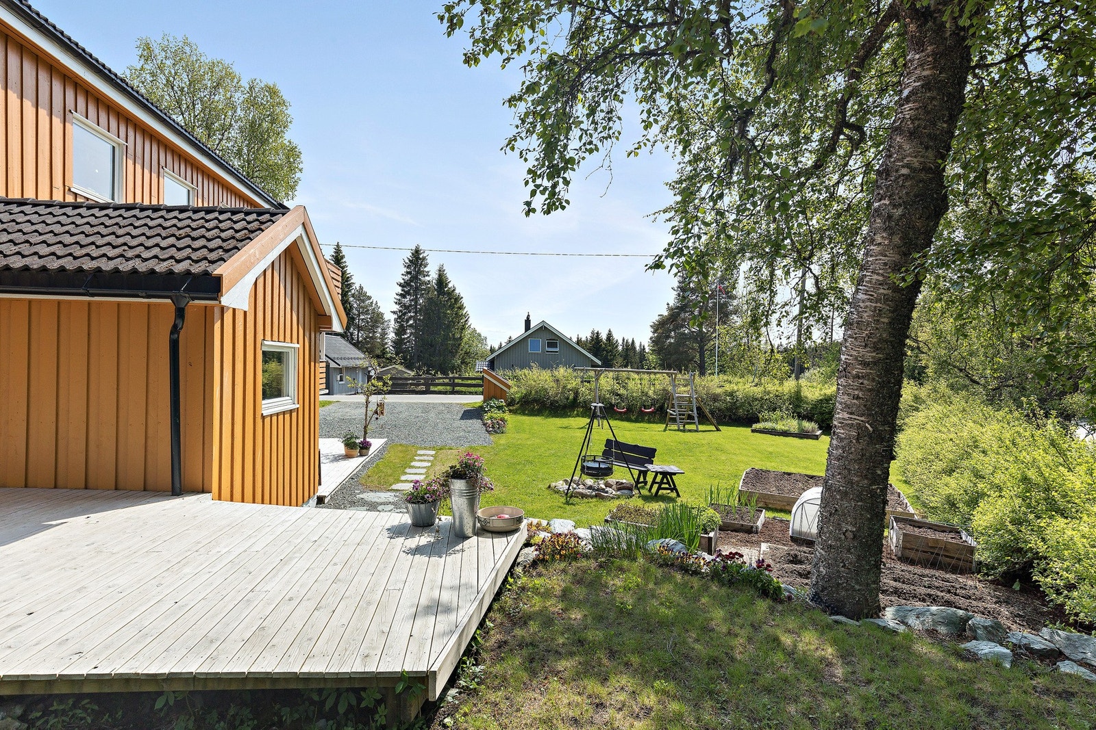 Fra parkeringsplassen er det gruset og steinlagt gangparti frem til inngangsparti med privat inngangsdør. Galleribilde