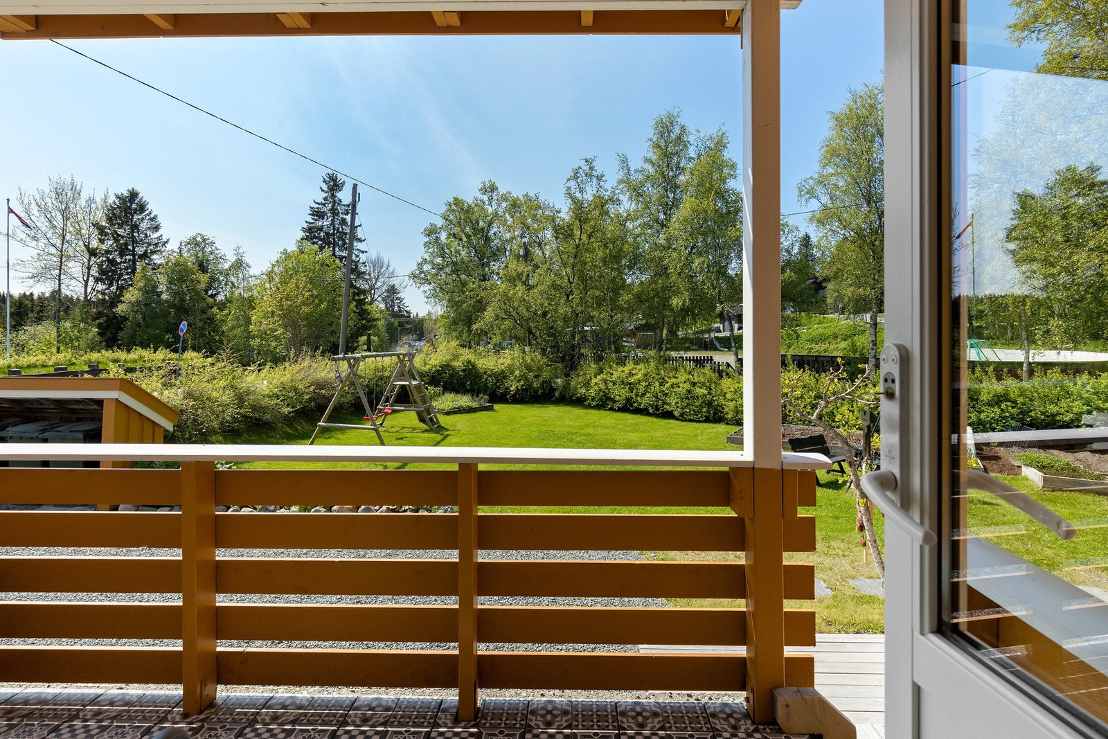 Barnevennlig med full oversikt over hagen fra veranda og stue. Galleribilde