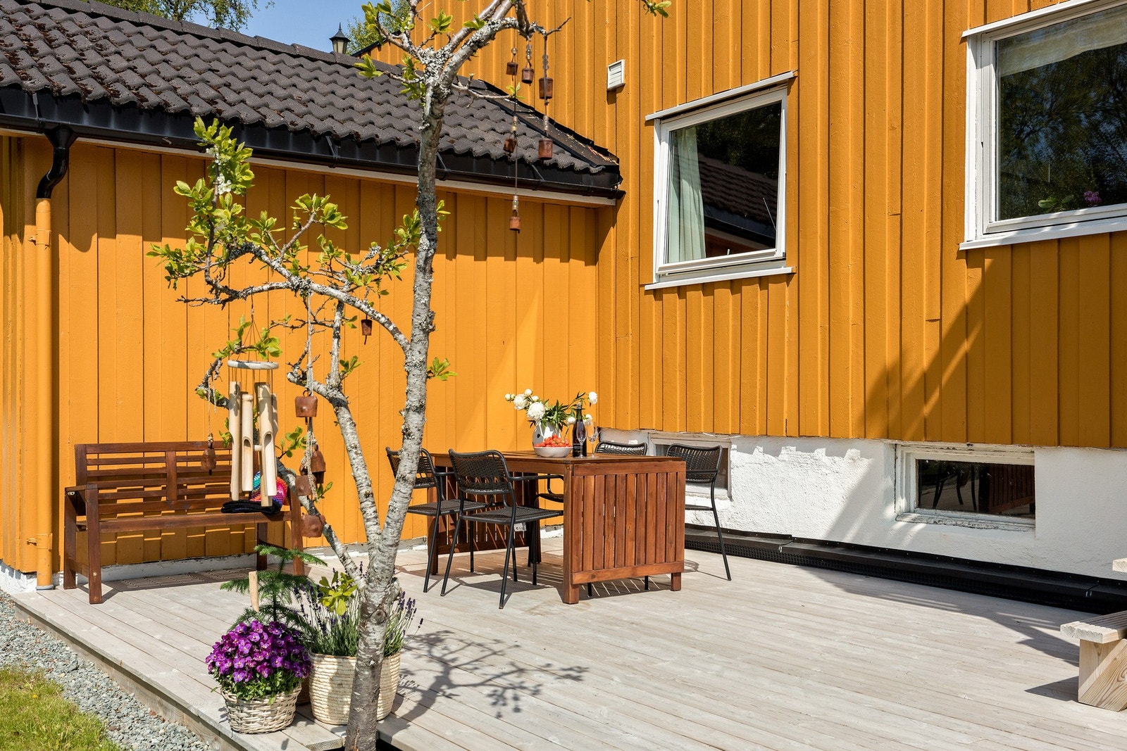 Skjermet med lang solgang - her varer utesesongen lenge. God plass for å samle venner og familie på godværsdagene! Galleribilde