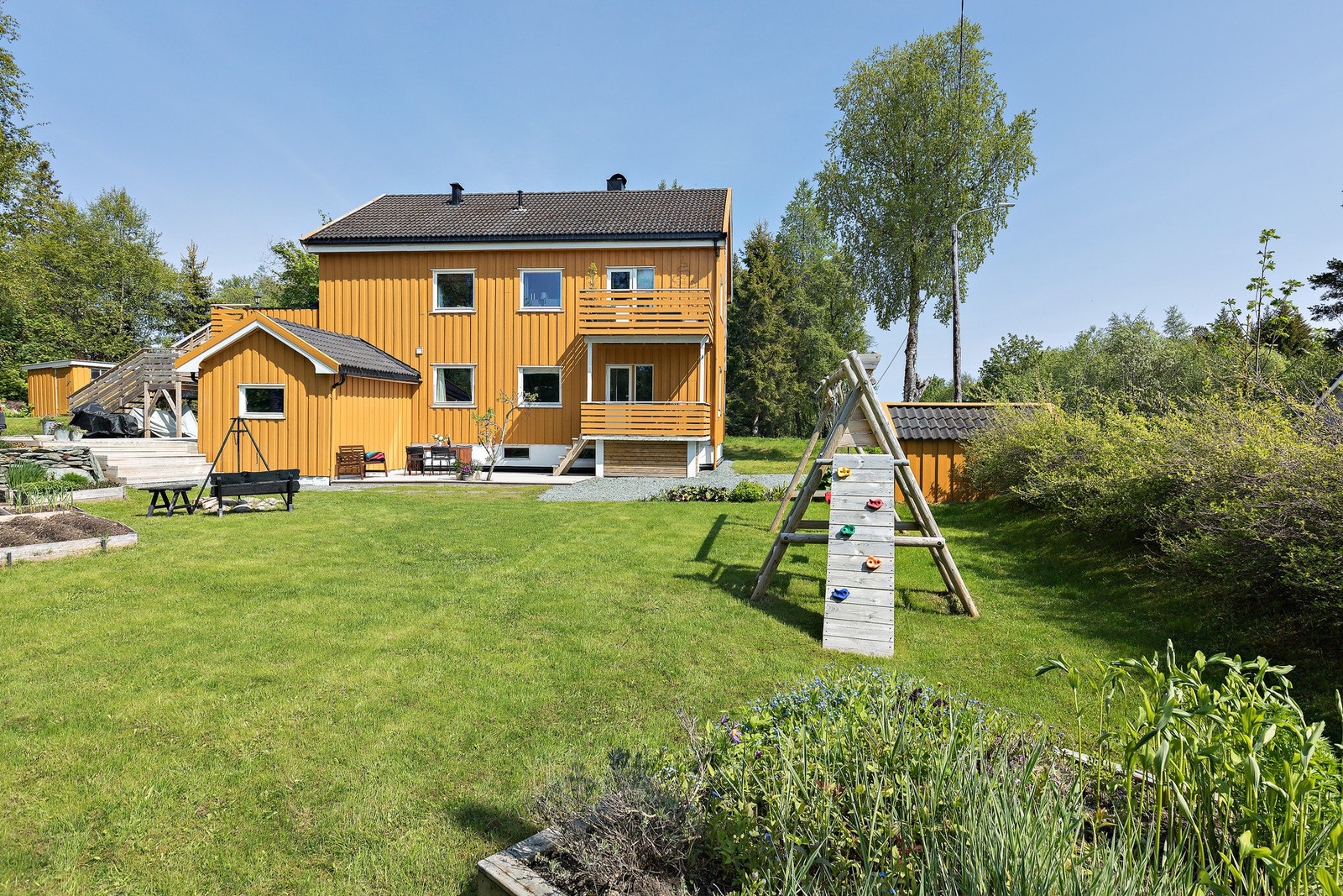 Vådanvegen 103 er en tiltalende horisontaldelt halvpart med fredelig og solrik beliggenhet på Lian. Galleribilde