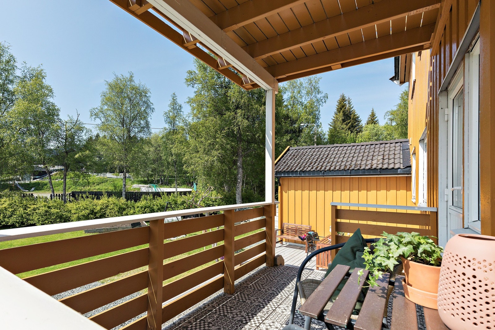 Boligen forlenges i en solrik balkong, terrasse og hage på godværsdagene. Galleribilde