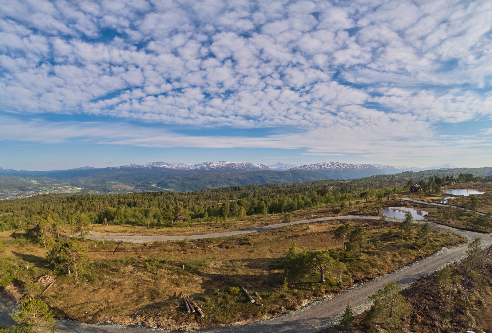 Oversiktsbilde over området, som viser den fantastiske utsikten mot Trollheimen Galleribilde