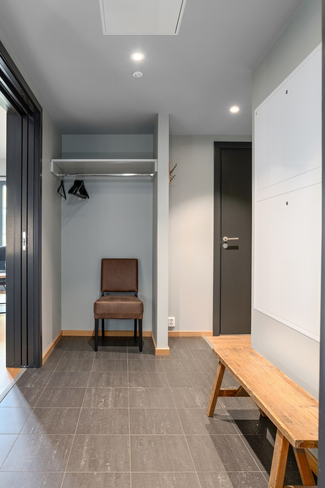 Flislagt entré med garderobeløsning Galleribilde