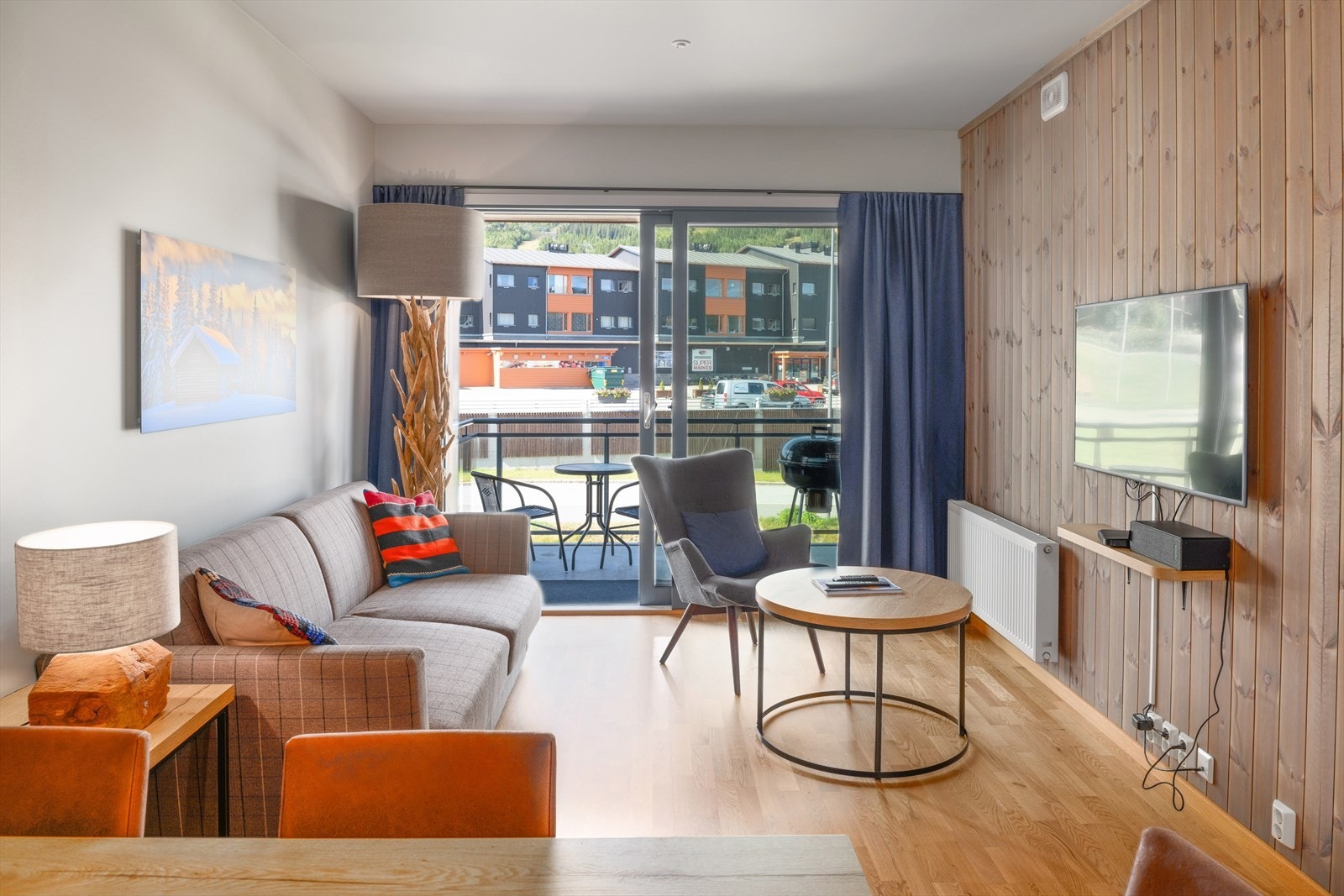 Stue med direkte utgang til vestvendt veranda. Galleribilde