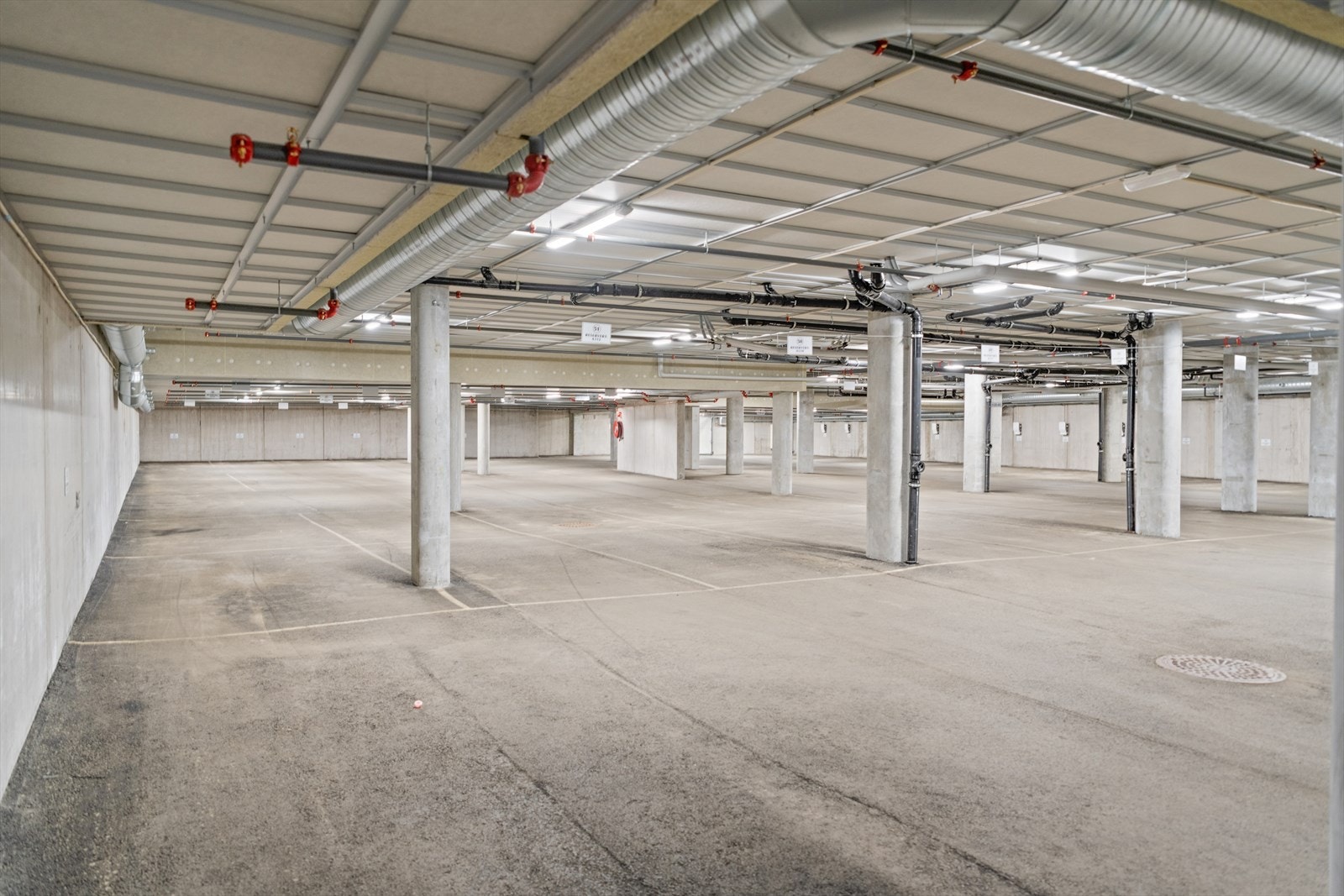 Det medfølger garasjeplass for en bil i lukket garasjeanlegg med heis direkte opp til etasjeplan. Galleribilde