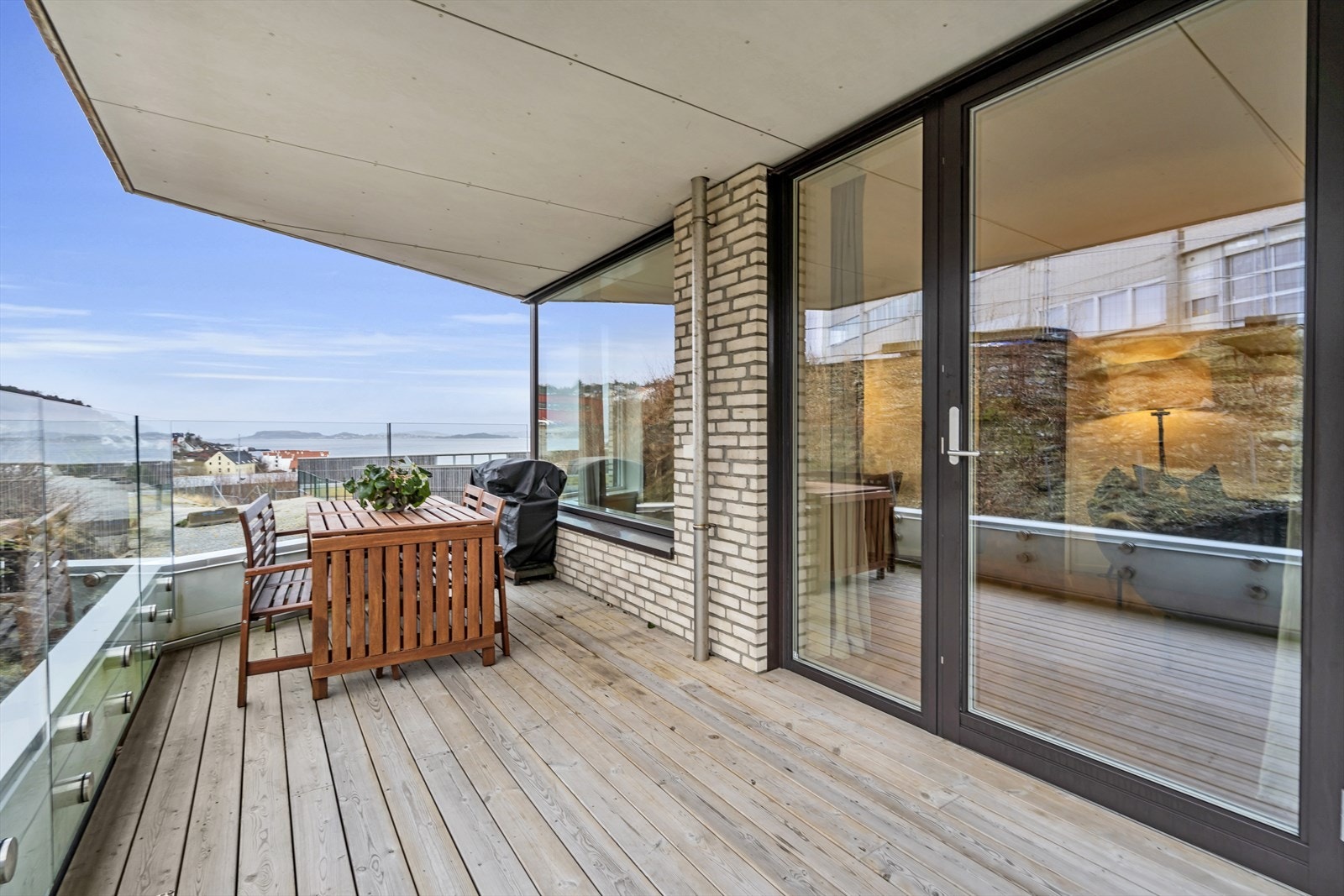 Solrik balkong hvor du kan nyte ettermiddagssolen, samtidig med havutsikten. Galleribilde