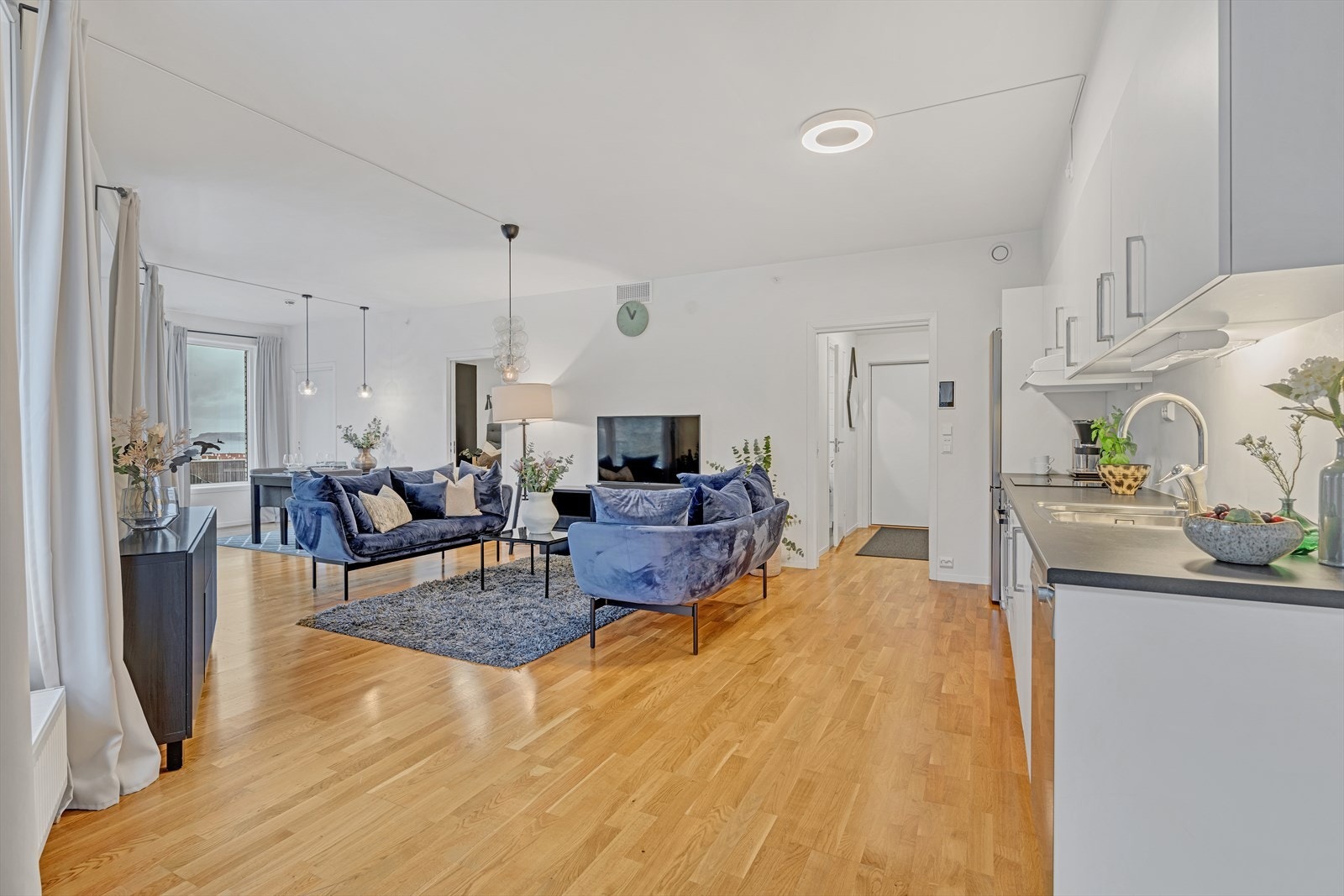 Stor åpen og luftig stuekjøkken løsning. Galleribilde