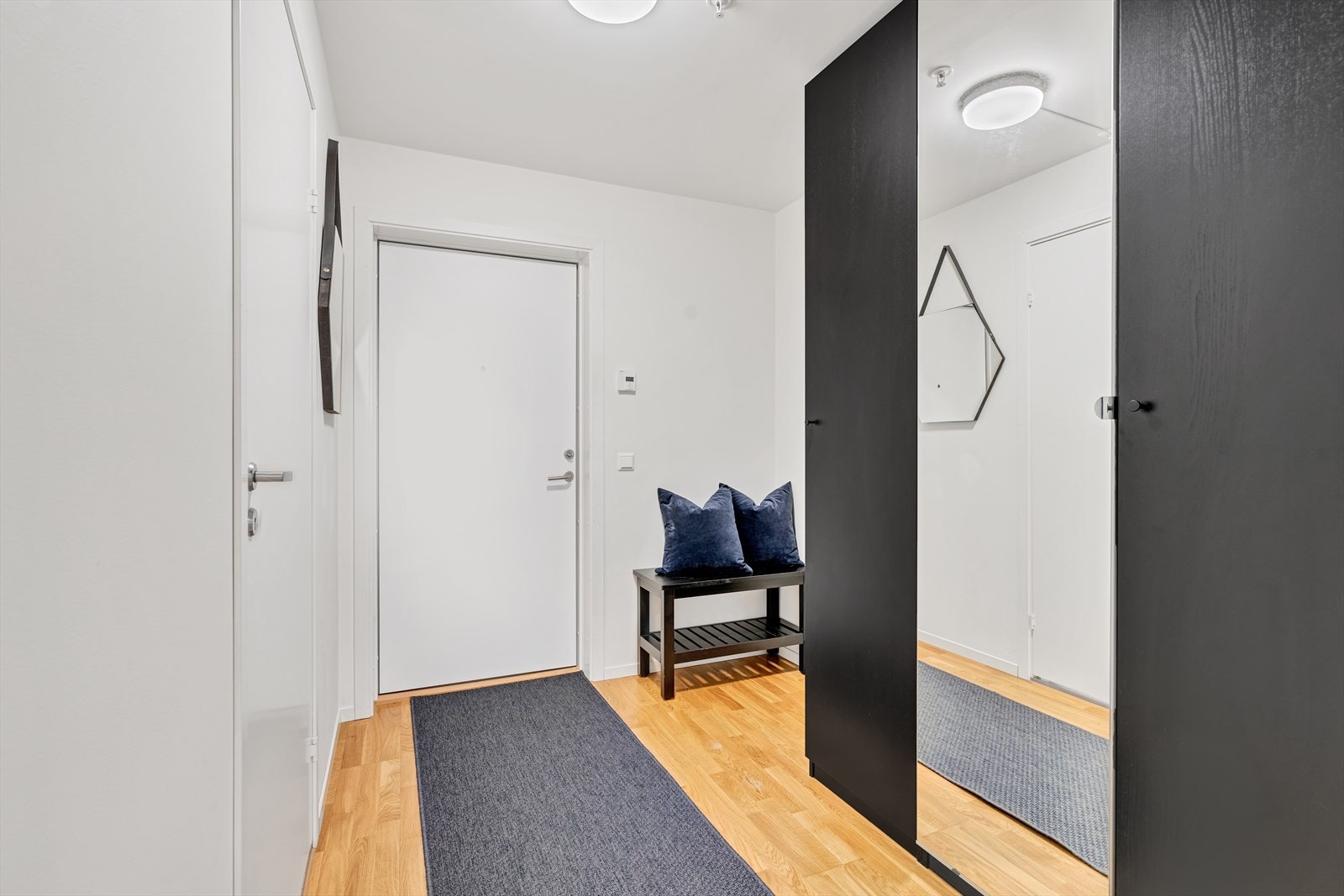 I gangen er det god plass til garderobeskap. Galleribilde