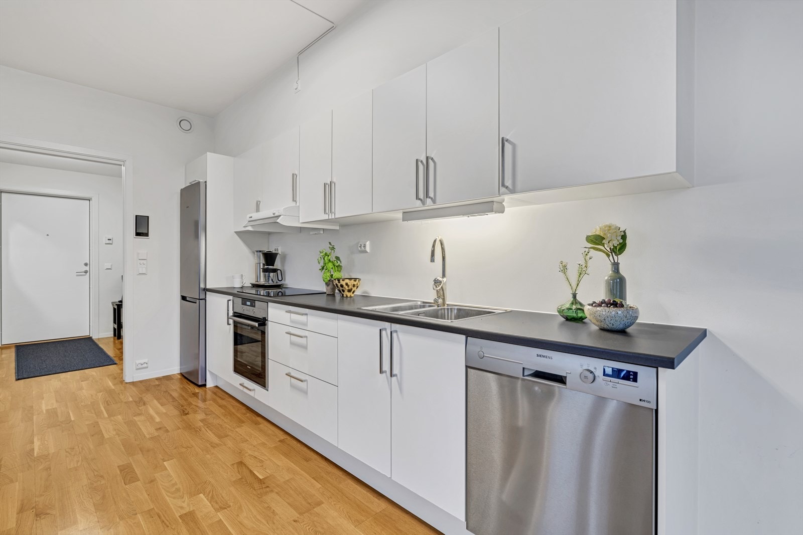 Kjøkken med rikelig med skapplass. Hvitevarene medfølger. Galleribilde