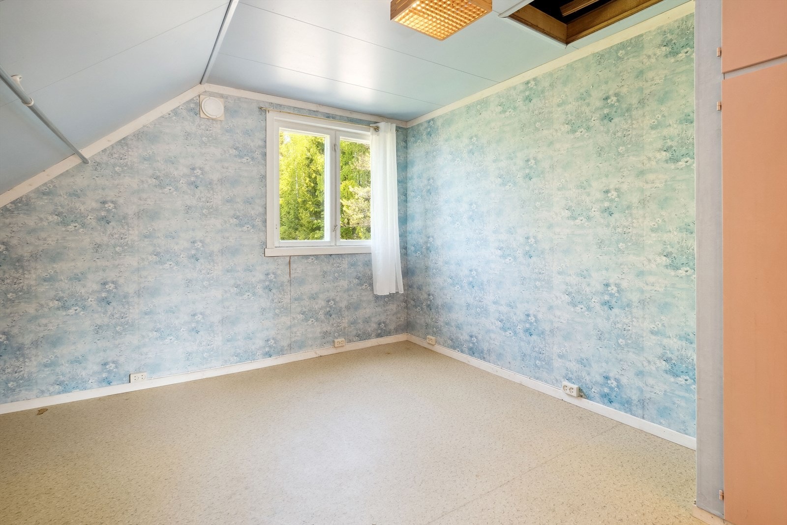 Soverom i 2.etasje. Det foreligger ikke byggetegninger av 2.etasjen. Se pkt. om ferdigattest/midlertidig brukstillatelse. Galleribilde